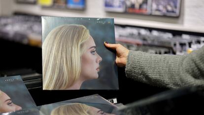 El disco de Adele '30', en formato vinilo en una tienda de música.
