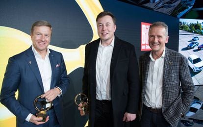Oliver Zipse (izquierda), presidente del Consejo de Administración de BMW; Elon Musk, CEO de Tesla; y  Herbert Diess, presidente del Consejo de Administración de Volkswagen, en noviembre pasado.