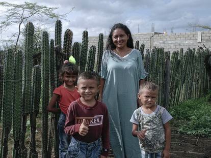 Génesis González, junto a sus hijos, ella sufrió explotación laboral cuando era niña, en La Guajira.