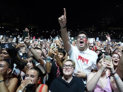 Centenares de seguidores durante el concierto de Rosalía en el Barakaldo Bizkaia Arena Bec, el 27 de julio.