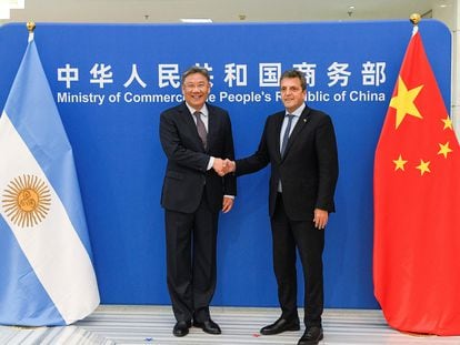 El ministro de Economía de Argentina, Sergio Massa, se reúne con el ministro de Comercio de China, Wang Wentao, este viernes en Pekín.