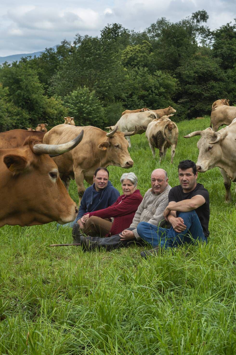 En Lugo, rodeados de sus vacas, Aurita Quiroga y Manuel López con sus hijos Martín (derecha) y Manuel.