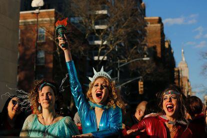 En la imagen, una mujer vestida de Estatua de la Libertad grita durante la Huelga Internacional de Mujeres en Nueva York (EE UU).