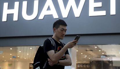 Un cliente de Huawei frente a la tienda en Pekín, China