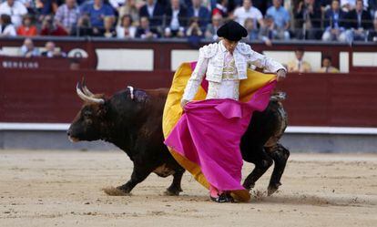  El diestro Miguel Abell&aacute;n, durante el primer toro de su tarde en la Feria de San Isidro de Madrid.