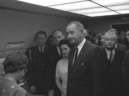 Lyndon B. Johnson se dispone a asumir la presidencia de Estados Unidos tras el asesinato de John F. Kennedy minutos antes en Dallas.