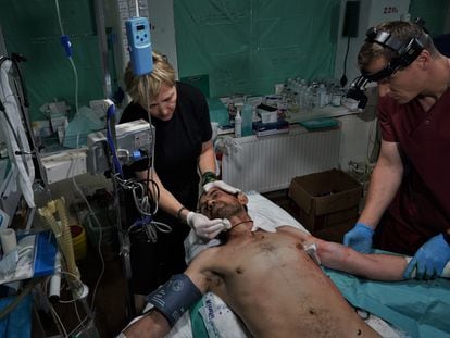 Frente de Zaporiyia, 16-07-2023. Un militar con un balazo en el brazo es operado en un hospital improvisado a unos kilómetros del frente de Zaporiyia. FOTO: LUIS DE VEGA