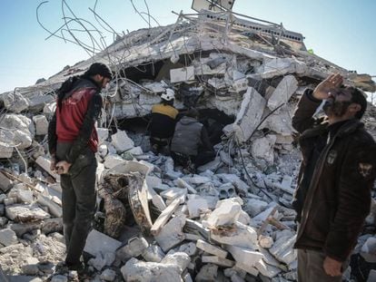 Miembros de los Cascos Blancos inspeccionan los escombros de un edificio destruido por bombardeos del régimen sirio o de la aviación rusa en la localidad de Sarmin (Idlib) el pasado domingo. 