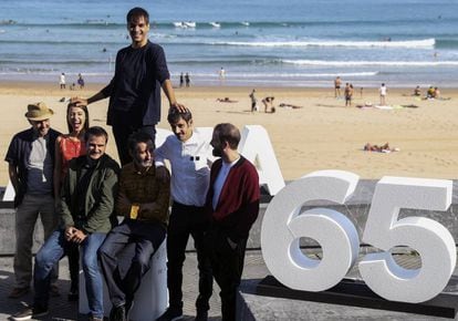 El reparto de 'Handia' rodea a los directores Aitor Arregi (izquierda) y Jon Garaño, sentados, en San Sebastián.