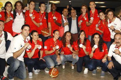Jugadoras y cuerpo técnico de la selección española de baloncesto, en Barajas
