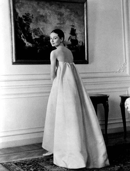 Audrey Hepburn con un vestido de su modisto francés de referencia Humbert de Givenchy, en Roma. La emocionante relación entre el modisto y su musa fue una de las grandes relaciones surgidas de la moda y el cine. “Hay pocas personas a las que quiera tanto. Es el único tan íntegro”, dijo la actriz de él.