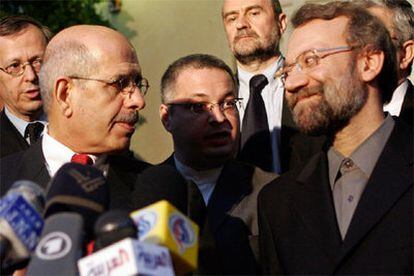 Mohammed ElBaradei (izqda.) charla con el responsable nuclear de Irán Ali Lariyani.