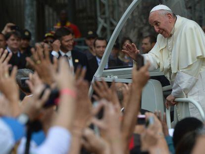 El papa Francisco saludando a sus fieles