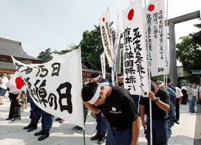 Varios visitantes del santuario de Yasukuni, en Tokio, conmemoran el 65º aniversario de la rendición de Japón ante los ejércitos aliados, que marcó el fin de la II Guerra Mundial.