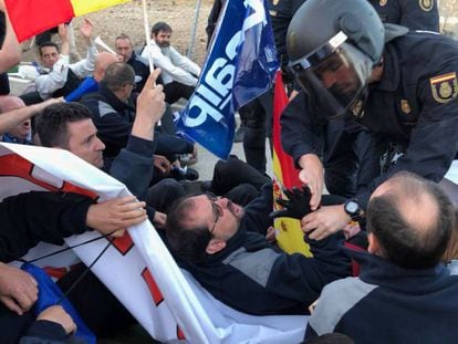 Varios manifestantes y tres policías heridos en una protesta de funcionarios de prisiones en Morón.
