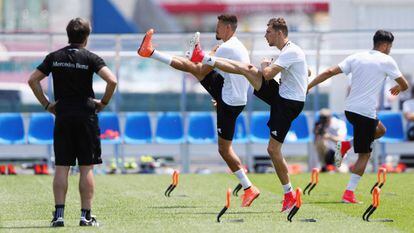 Löw observa a Wagner y Goretzka durante un entrenamiento.