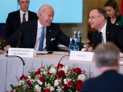 El presidente de Estados Unidos, Joe Biden, habla con su homólogo polaco, Andrzej Duda, durante la reunión en Varsovia con los países del Este miembros de la OTAN.