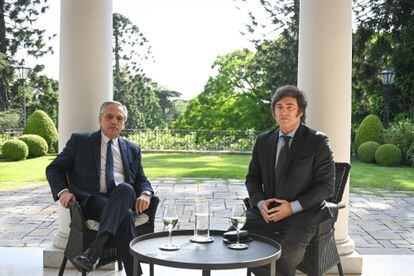 Fernández y Milei, durante su reunión este martes en la residencia de la Quinta de los Olivos, en una imagen difundida por la presidencia.