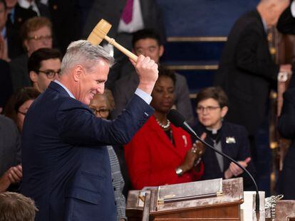 El líder de la mayoría republicana en la Cámara de Representantes, Kevin McCarthy, golpea el mazo tras ser elegido para el cargo el pasado día 7.
