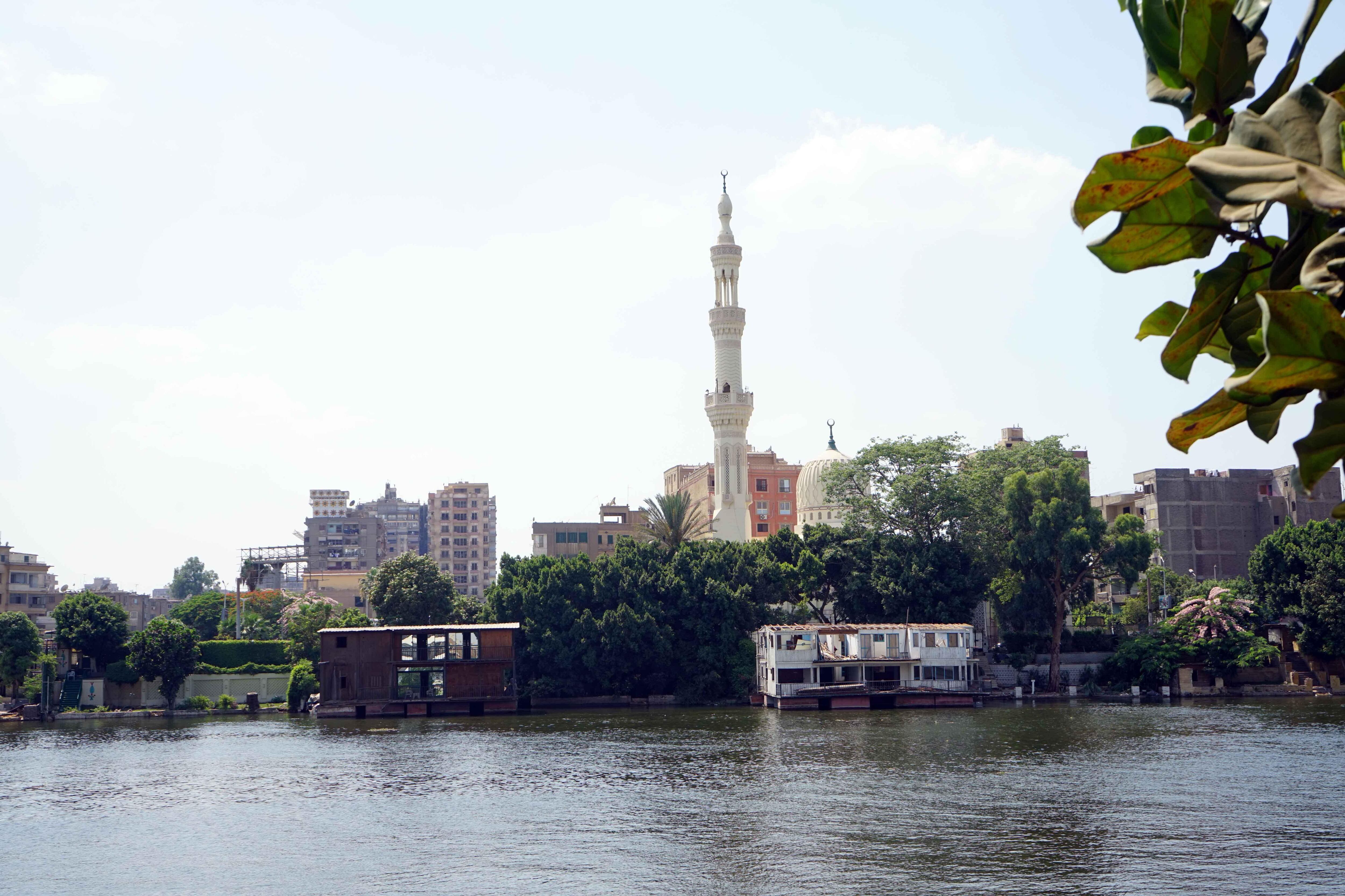 Uno de los minaretes que se puede ver desde las casas flotantes del río Nilo.