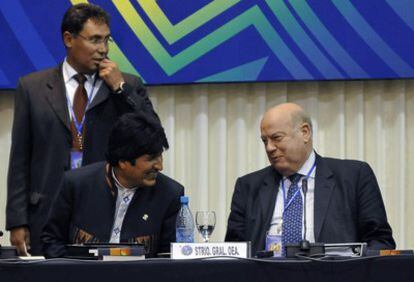 El presidente de Bolivia, Evo Morales, con el secretario general de la Organización de Estados Americanos (OEA), José Miguel Insulza.