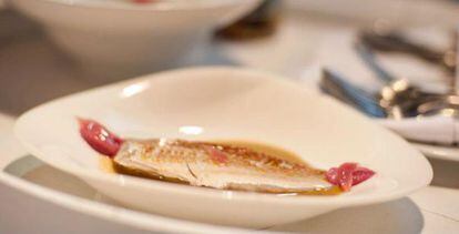 Plato de salmonete con sus h&iacute;gados del chef asturiano Marcos Mor&aacute;n. 