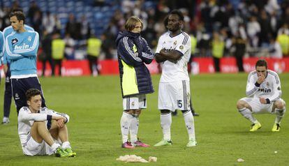 Los jugadores del Madrid cabizbajos tras la derrota.