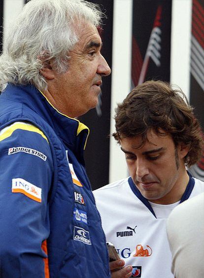 Flavio Briatore y Fernando Alonso en una foto tomada el 27 de septiembre de 2008, antes del GP de Singapur.