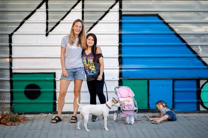 Mar Cònsul, Yachumie Alvarado y Ona Espona. Mar es emprendedora y tiene una familia monomarental. Se instaló hace cuatro años en el barrio tras vivir 10 en el extranjero. Es de pueblo y encontró en el Poblenou el ambiente que buscaba. En la foto, con su hija y su canguro.