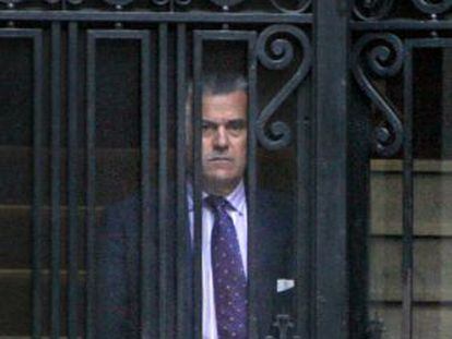 Luis B&aacute;rcenas, extesorero del PP, sale de su domicilio de Madrid en julio de 2009.