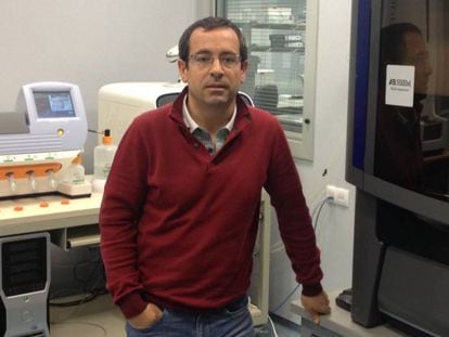El genetista Antonio Salas, en su laboratorio.