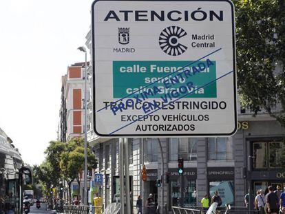 Cartel anunciando las restricciones de tráfico a Madrid Central.