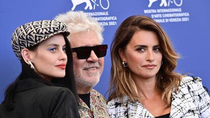 Pedro Almodóvar con las protagonistas de 'Madres Paralelas', Milena Smit y Penélope Cruz, el 1 de septiembre en el Festival de cine de Venecia.
