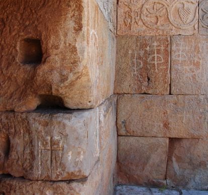 Cruces en la cabecera de la ermita de Santa María de Quintanilla de las Viñas, Burgos.