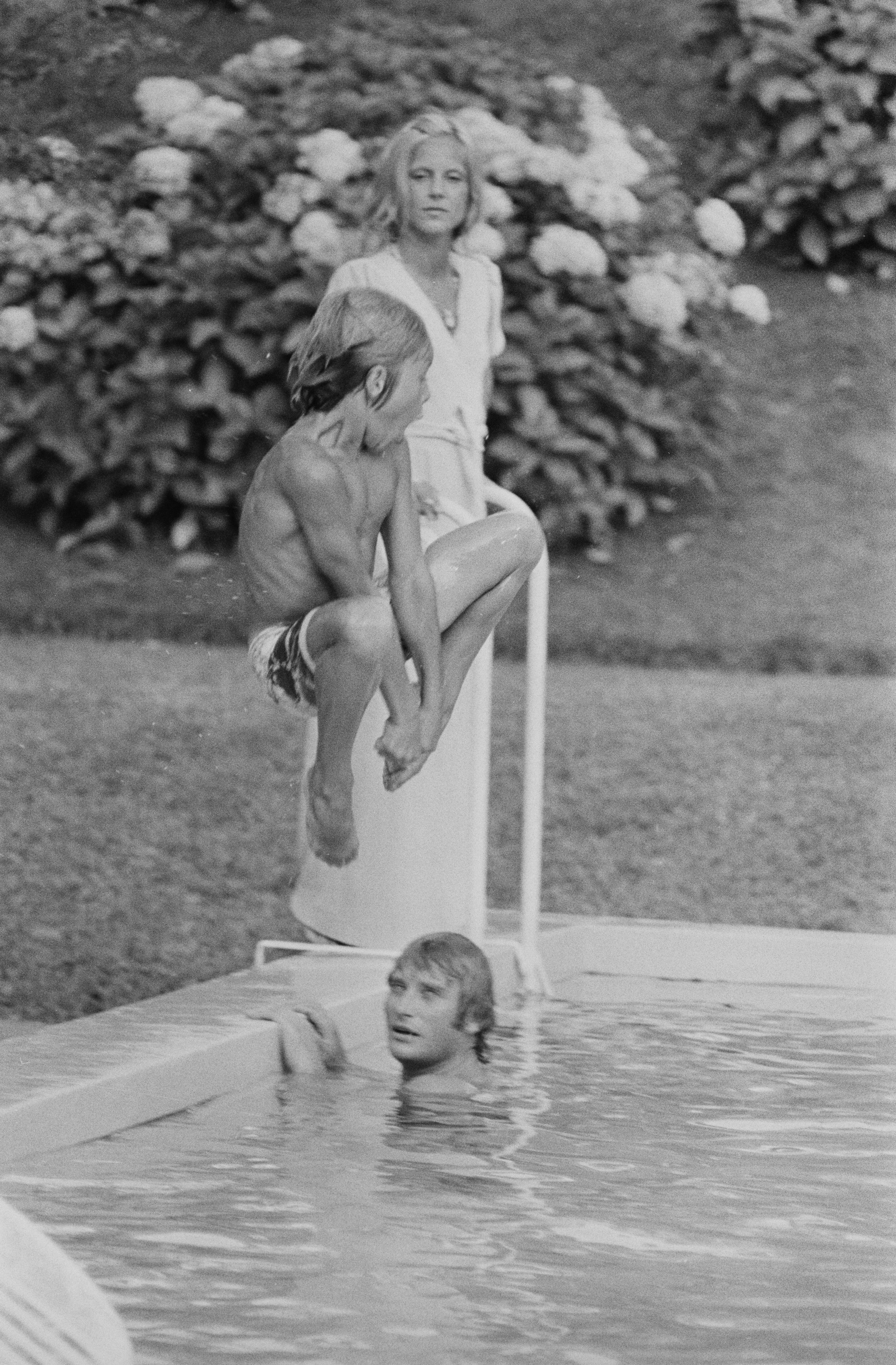 Sylvie Vartan, Johnny Hallyday y su hijo David en Biarritz durante el verano de 1975. 