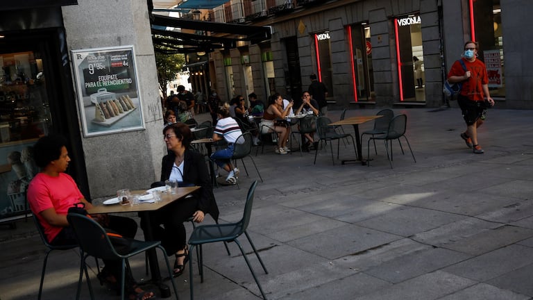 Vista de unas terrazas en el centro de Madrid este lunes, en el que la Comunidad de Madrid estrena la nueva normalidad con terrazas de hostelería al 100% de su capacidad y aforos del 75% en la mayoría de actividades.