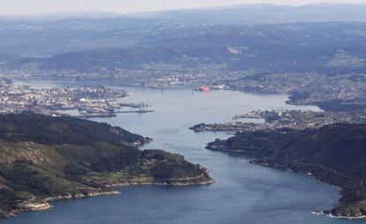 Vista general de la ría de Ferrol, con la planta de gas de Reganosa a la derecha y los astilleros y el Arsenal Militar a la izquierda