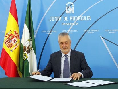 José Antonio Griñán firma el decreto de disolución del Parlamento.