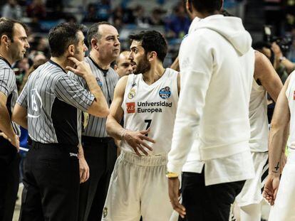 Campazzo habla con los árbitros durante la prórroga de la final de la Copa del Rey.