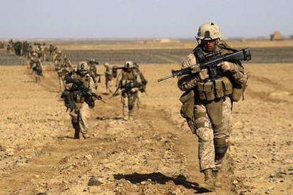Un grupo de <i>marines </i>avanza hacia el municipio de Marjah, en la provincia de Helmand.