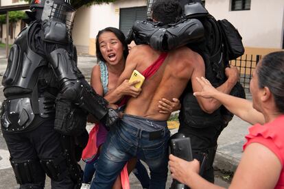 En Tuluá, Valle del Cauca (Colombia) un grupo de personas se enfrenta con miembros de la policía y el Escuadrón Móvil Antidisturbios (ESMAD) frente a la cárcel, el 29 de junio de 2022. 51 hombres murieron en un incendio que se desató alrededor de las 2 de la mañana del pasado martes 28 de junio, presuntamente durante el enfrentamiento entre dos líderes del precinto.