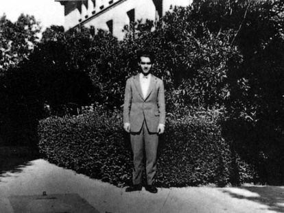 Federico García Lorca posa en el Jardín de los Poetas, diseñado por Juan Ramón Jiménez, de la Residencia de Estudiantes, en Madrid, en 1919 ©Fundación Federico García Lorca