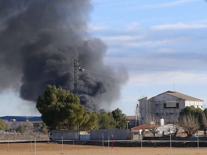 El humo se eleva en la base de Los Llanos tras el accidente.