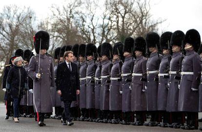 Emmanuel Macron y Theresa May  pasan revista en la academia militar de Sandhurst, en Camberley, Reino Unido.