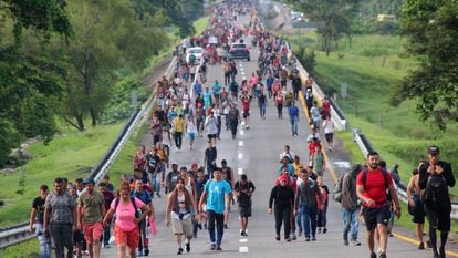 Migrantes centroamericanos caminan sobre una carretera cerca de Escuintla, Chiapas (México), el 9 de julio.