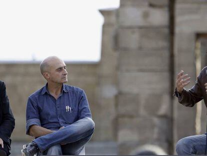 El secretario pol&iacute;tico de Podemos, &Iacute;&ntilde;igo Errej&oacute;n (d), junto al actor Pepe Viyuela (c), y la fot&oacute;grafa Ouka Leele (i), durante &#039;La cultura que podemos&#039;.