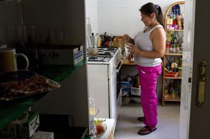 Una mujer boliviana en su casa de C&aacute;diz, en 2013.