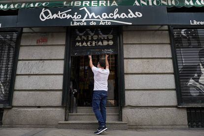 La librería Antonio Machado de Madrid reabre sus puertas, el 4 de mayo, tras 51 días de cierre por el coronavirus.