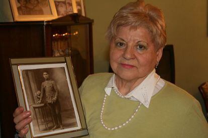Esperanza Pérez Zamora muestra una fotografía de su padre.