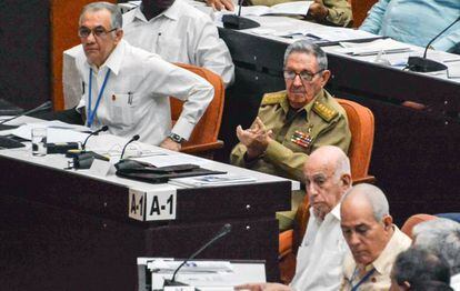 Raúl Castro, de uniforme militar, el sábado en el Parlamento. 
 